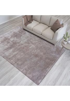 Chlpatý hnedý koberec