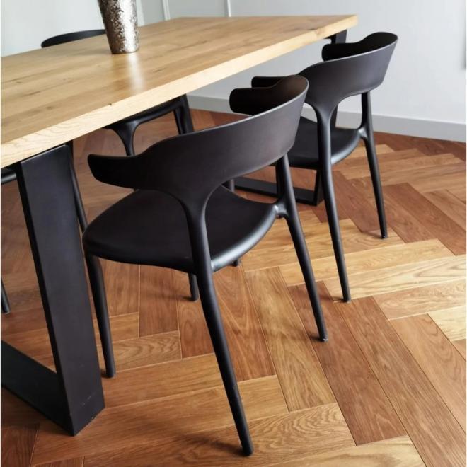 Čierna moderná stolička