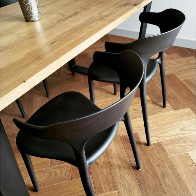 Čierna moderná stolička