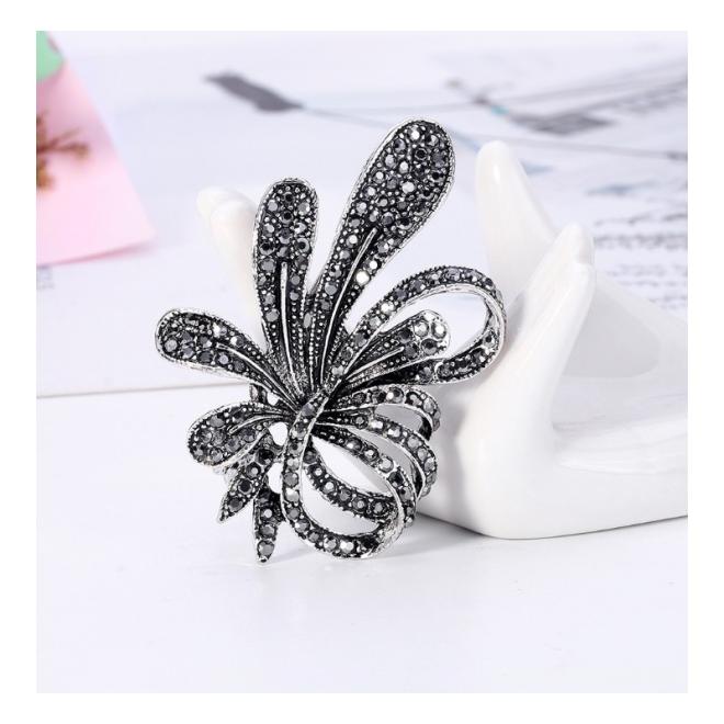 Elegantná brošňa s kryštálmi