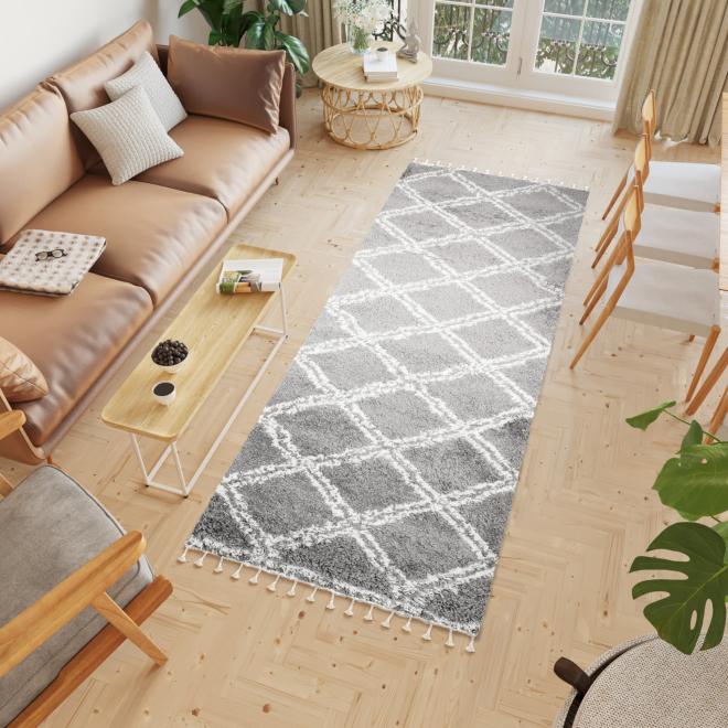 Sivý shaggy koberec v boho štýle