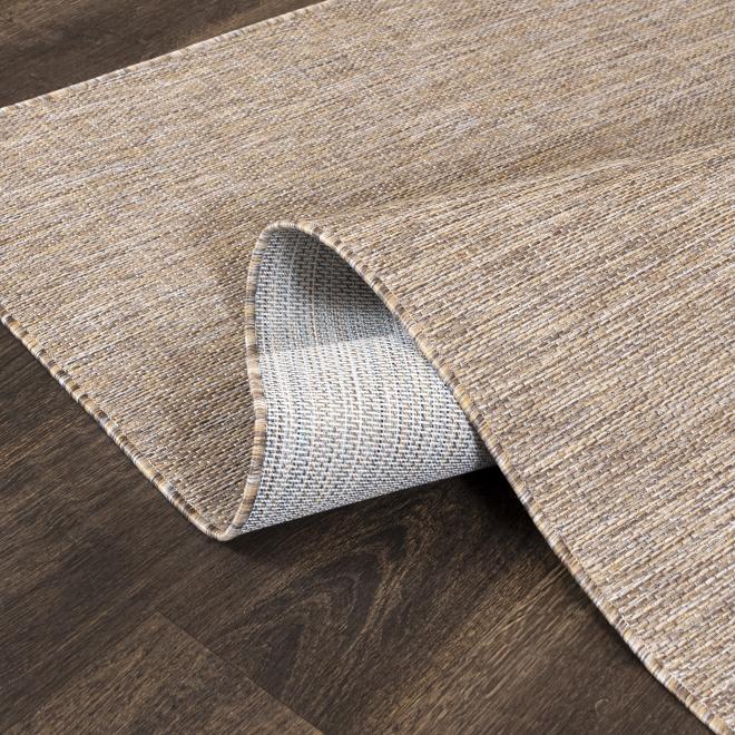 Klasický hnedý koberec