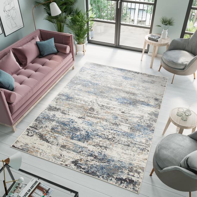 Biely koberec s modrým vzorom