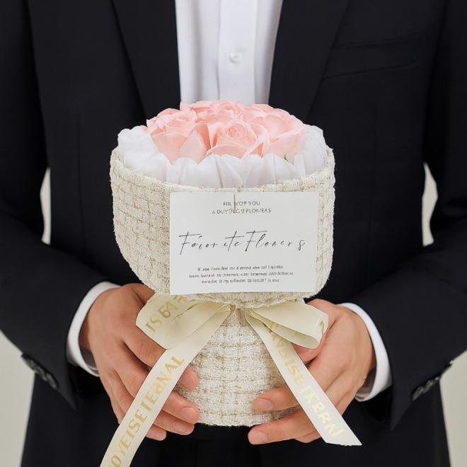 Kytica voňavých mydlových kvetov v krabičke s LED osvetlením